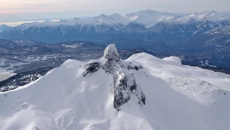 Felsige,-Schneebedeckte-Berglandschaft-Im-Winter-Aus-Der-Luft