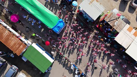 La-Vista-De-Pájaro-Se-Eleva-Girando-Sobre-Los-Artistas-Disfrazados-De-Rojo-Brillante-En-El-Carnaval-Grand-March-Curacao