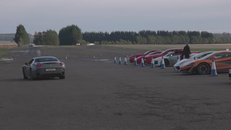 Mehrere-Supersportwagen-Fahren-Von-Der-Boxengasse-Auf-Die-Rennstrecke