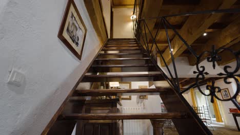 Wohnzimmer-Mit-Holztreppe-Zum-Zweiten-Stock-In-Einem-Modernen-Haus