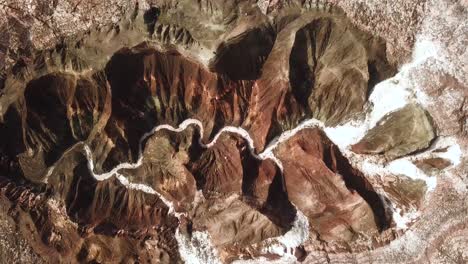 Drohnenschuss,-Landung-Auf-Salzsee,-Überreste-Des-Salzflusses-Im-Heißen,-Trockenen-Wüstenklima-Im-Iran,-Natürliche-Landschaft,-Lebhafte,-Farbenfrohe,-Malerische-Panoramaaussicht,-Erstaunliche-Naturwunder-In-Brauner-Farbe,-Bergklippe,-Felsansicht