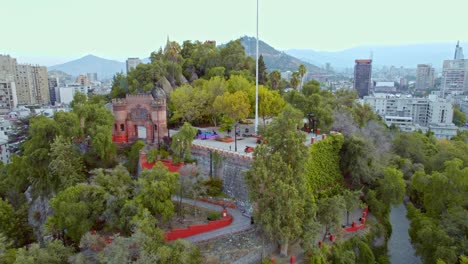 Drone-Vuela-Hacia-El-Famoso-Castillo-Histórico-En-La-Colina-De-Santa-Lucía,-Santiago-Chile-Chiloe-4k