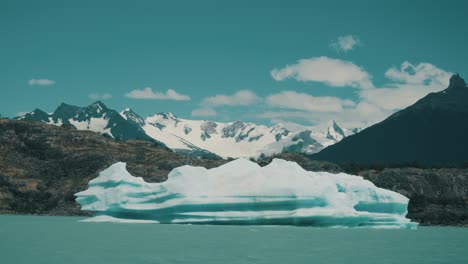 Eisberge-Auf-Dem-Lago-Argentino,-Patagonien,-Argentinien---POV