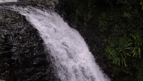 Toma-Cercana-Desde-La-Cima-De-La-Cascada-En-Cave-Creek-Desde-El-Sendero-Para-Caminar,-Puente-Natural,-Parque-Nacional-Springbrook