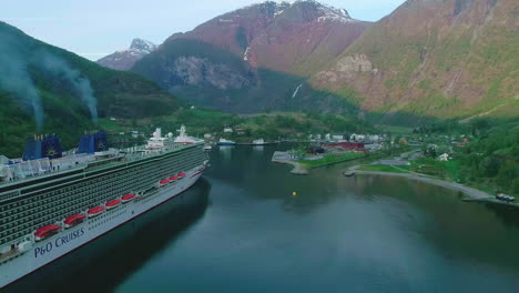 Luftdrohne-Fliegt-über-Bergseetal-Mit-Kreuzfahrtschiff,-Das-Grüne-Sommerhügelwasser-Segelt,-Norwegisches-Reiseziel,-Fjorde-In-Flam,-Norwegen