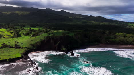 Filmische-Luftaufnahme-Einer-Verlassenen-Und-Unberührten-Strandbucht-Durch-Die-Großen-Und-Kräftigen-Wellen-An-Der-Küste-Von-Hawaii-Während-Der-Wintermonate