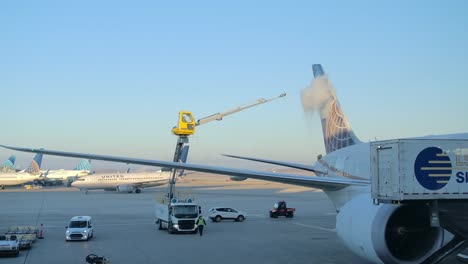 Toma-En-Cámara-Lenta-De-Líquido-Descongelante-Aplicado-Al-Timón-De-Un-Avión.