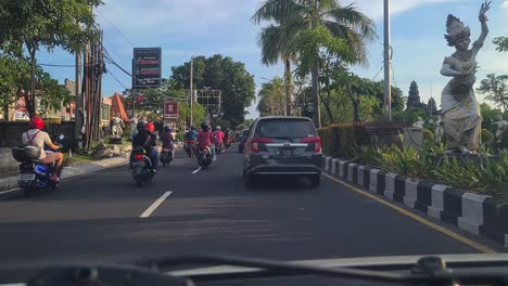 Geschäftiger-Stadtverkehr-Auf-Der-Insel-Bali,-Indonesien,-Motorräder-Und-Autos-Auf-Der-Straße,-Fahrer-Sicht