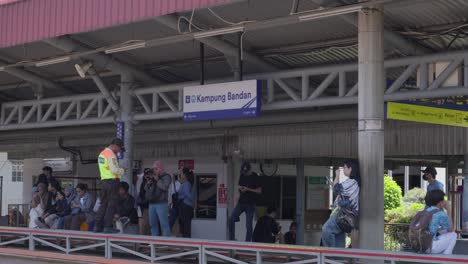 Passagiere-Warten-Am-Bahnsteig-Des-Bo-Kampung-Bandan-Bahnhofs-In-Süd-Tangerang,-Indonesien,-Tageslicht