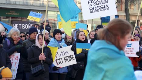 Wütende-Frauen-Mit-Schildern-Skandieren-Bei-Kundgebung-Gegen-Den-Russischen-Krieg-In-Der-Ukraine
