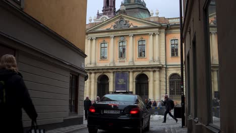 Auto-Und-Menschen-In-Der-Gasse-Beim-Gebäude-Der-Schwedischen-Akademie-In-Stockholm