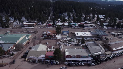 Luftaufnahme-Einer-Drohne-Von-Cloudcroft,-Hauptstraße-In-New-Mexico,-Dolly-Rechts