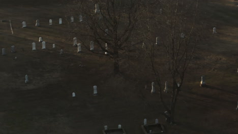 Grabsteine-Auf-Dem-Friedhof-In-Der-Nähe-Des-Lake-Swepco-In-Arkansas,-USA