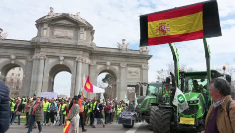 Traktoren-Blockieren-Die-Straßen-Während-Eines-Bauernstreiks,-Während-Sich-Landwirte-Und-Agrargewerkschaften-An-Der-Puerta-De-Alcalá-In-Madrid-Versammeln,-Um-Gegen-Unlauteren-Wettbewerb,-Agrar--Und-Regierungspolitik-Zu-Protestieren