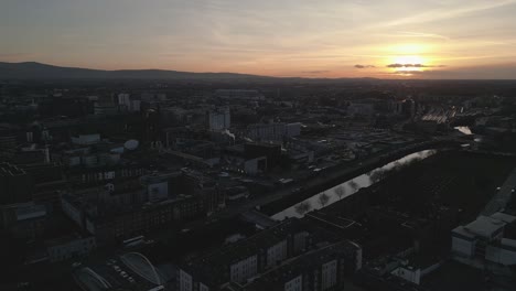 Guinness-Fabrik-Bei-Atemberaubendem-Sonnenuntergang-–-4K-Drohnenaufnahme-–-Dublin-–-Irland