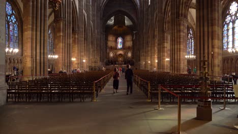 Sehr-Schönes-Inneres-Der-Liebfrauenkathedrale-Von-Straßburg