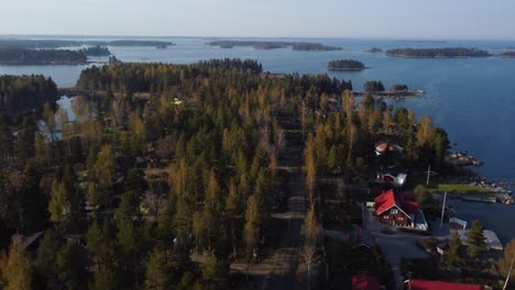 Weite-Luftaufnahme-Von-Roten-Häusern-Und-Entfernten-Inseln-Im-Schwedischen-Archipel