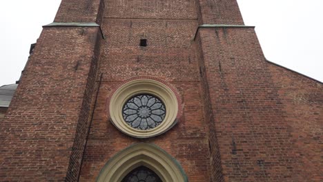 Panorámica-De-4k-A-60-Fps-Desde-La-Torre-De-La-Iglesia-Hasta-La-Entrada