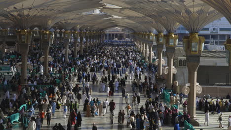 Crowds-of-Muslim-pilgrims-at-the-Prophet's-Mosque