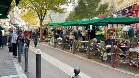 La-Gente-Camina-Y-Anda-En-Scooter-Por-Un-Restaurante-Al-Aire-Libre-En-Marsella.