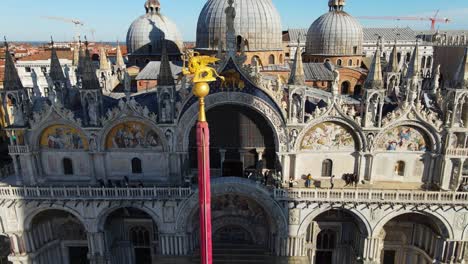 Great-appreciating-aeria-of-the-San-Marco-Basilica,-element-based-on-the-scenography-of-Venice,-Italy