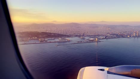 Vistas-De-La-Ciudad-De-Barcelona-Desde-La-Ventana-De-Un-Avión-Moviéndose-Al-Atardecer