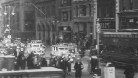 Downtown-Manhattan-Streets-Crowded-with-People-and-Traffic-in-New-York-of-1930s