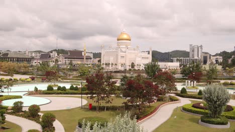 Schwenkaufnahme-Der-Tropischen-Gärten-Und-Der-Wunderschönen-Landschaftsgestaltung-Vor-Der-Sultan-Omar-Ali-Saifuddien-Moschee-In-Bandar-Seri-Bagawan-In-Brunei-Darussalam