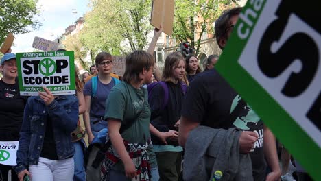 Primer-Plano-En-Cámara-Lenta-De-Jóvenes-Manifestantes-Con-Carteles-En-La-Marcha-Por-El-Clima,-Suecia