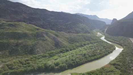 Dron:-Pasando-Por-El-Río-Grande-En-Algún-Lugar-De-Una-Gran-Curva