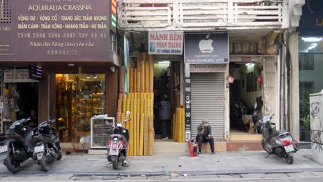 Vibrante-Tienda-De-Alfombras-De-Bambú-En-Hanoi,-Vietnam,-Que-Exhibe-Coloridos-Patrones-Y-Diseños-En-Un-Bullicioso-Mercado.