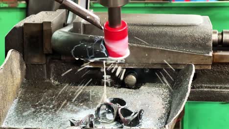 Running-milling-machine-in-cutting-mode-to-cut-the-iron-pipe