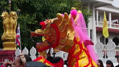 Nahaufnahme-Des-Traditionellen-Drachenwagens-Während-Der-Chinesischen-Neujahrsfeier