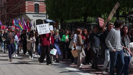 Junge-Menschen-Mit-Schildern-Bei-Umwelt-Protestmarsch-In-Schweden,-Zeitlupe