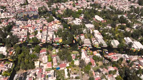 Trajineras-In-Xochimilco,-Reise-Durch-Geschichte-Und-Kultur-In-Mexiko-Stadt