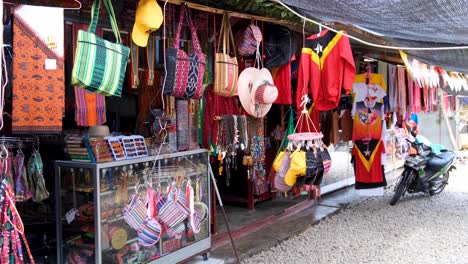 Cerca-De-Recuerdos-De-Tais-Tradicionales-Tejidos,-Ropa-Y-Sombreros-En-El-Mercado-Turístico-De-Tais-En-La-Ciudad-Capital-De-Timor-Oriental,-En-El-Sudeste-De-Asia