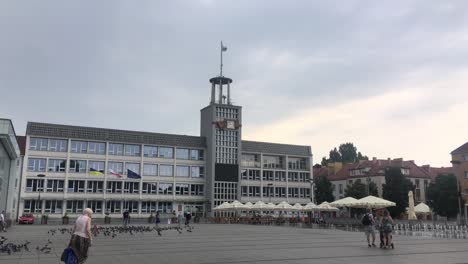 Ayuntamiento-De-Koszalin-En-Polonia-En-Tiempo-Nublado-Con-Gente-Caminando