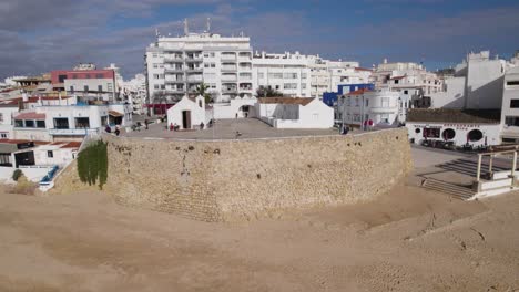 Turismo-Turístico,-Edificios-En-La-Costa-De-Armacao-De-Pera,-Portugal,-Aéreo