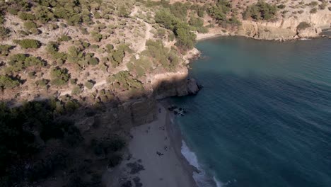 Bañistas-En-La-Playa-De-Arena-En-La-Isla-Griega-En-Verano