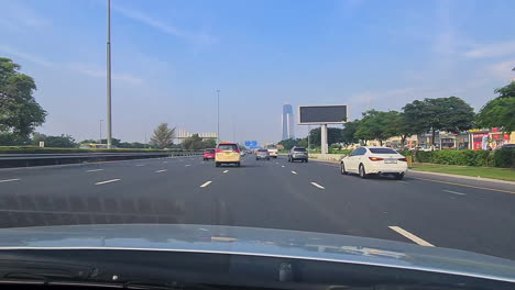 Fahren-Auf-Der-Autobahn-In-Dubai,-Vereinigte-Arabische-Emirate,-Beifahrer-Sicht-Auf-Autos-Und-Straße