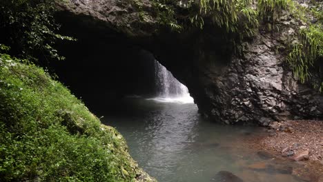 Blick-Auf-Den-Natural-Arch-Wasserfall-Von-Außerhalb-Der-Höhle-Und-Dem-Wanderweg,-Der-Natural-Bridge,-Dem-Springbrook-Nationalpark