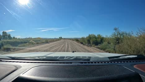 POV---Fahrt-Auf-Schotterstraße-Entlang-Des-Gila-Schwerkraftkanals-Im-Mittry-Lake-Wildlife-Area-In-Der-Nähe-Von-Yuma,-Arizona