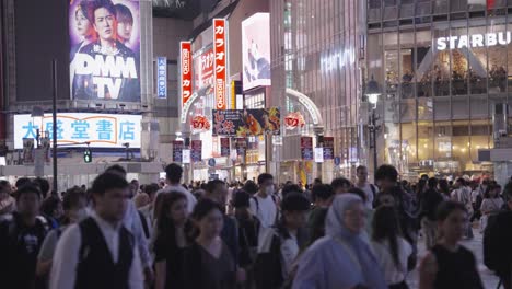 Zeitlupenaufnahme-Großer-Menschenmengen,-Die-Nachts-Durch-Die-Belebte-Shibuya-Kreuzung-Laufen,-Tokio,-Japan-2