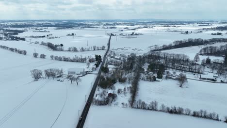 Autofahren-Auf-Landstraßen-Zwischen-Schneebedeckten-Landwirtschaftlichen-Feldern-In-Pennsylvania