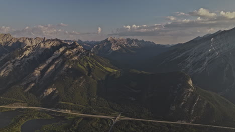 Banff-Ab-Canada-Antena-V29-Alto-Valle-Boscoso-Que-Captura-El-Paisaje-Prístino-De-Las-Cadenas-Montañosas-En-Cascada-Y-Norquay-Y-La-Ruta-De-La-Autopista-Transcanadiense---Filmada-Con-Mavic-3-Pro-Cine---Julio-De-2023