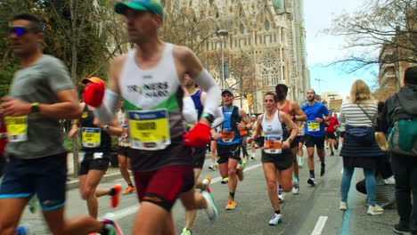 Maratón-De-Barcelona-2024-Diversidad,-Inclusión-Y-Participación-Comunitaria-Cerca-De-La-Sagrada-Familia-En-Cámara-Lenta