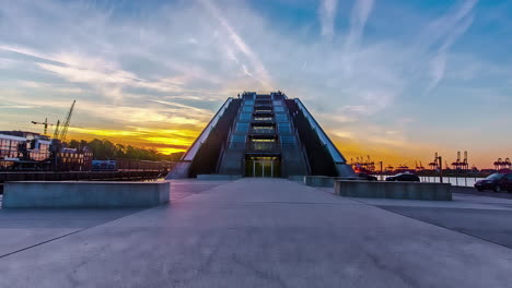 Die-Touristische-Dockland-Plattform-Im-Hamburger-Hafen-Bei-Sonnenuntergang