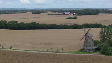 Alte-Windmühle-Auf-Dem-Land.---Luftaufnahme