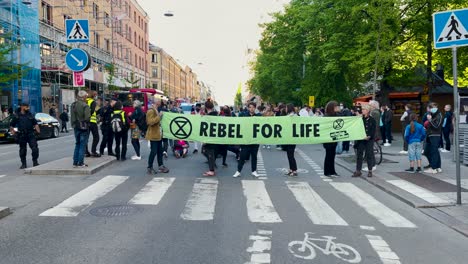 Los-Manifestantes-Sostienen-Pancartas-En-La-Manifestación-De-Rebelión-De-Extinción.