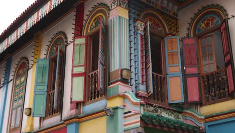 Bunte-Fensterläden-Und-Architektur-Auf-Tan-Teng-Niah,-Einem-Alten-Traditionellen-Chinesischen-Handelshaus-Im-Viertel-Little-India-In-Der-Innenstadt-Von-Singapur-In-Asien